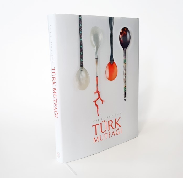 ASIRLIK TARİFLERLE TÜRK MUTFAĞI (TR) (BÜYÜK BOY)